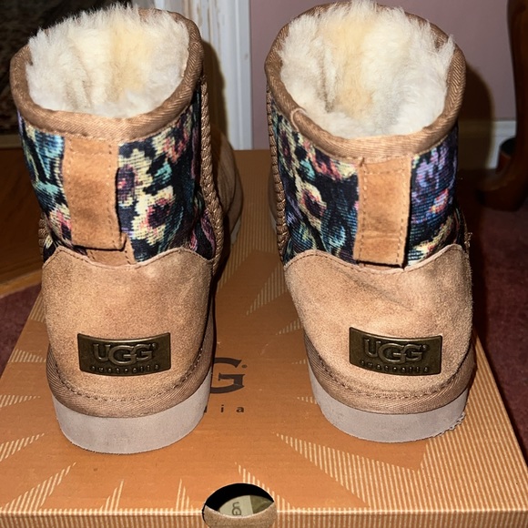 COPY - UGG Mini Floral Grunge Boots - Picture 4 of 8